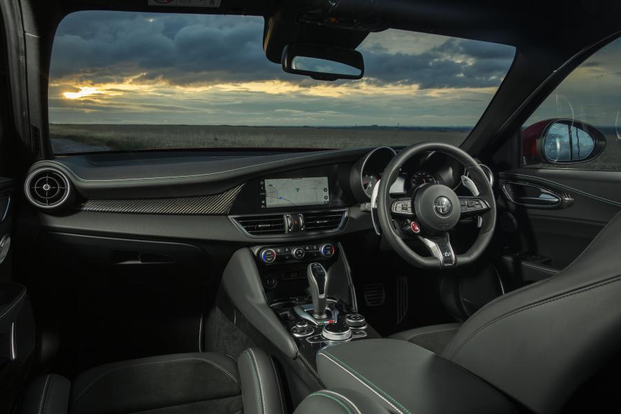 Торпедо Alfa Romeo Giulia Quadrifoglio (952) 2020 года  (UK) (фото 6 из 34)